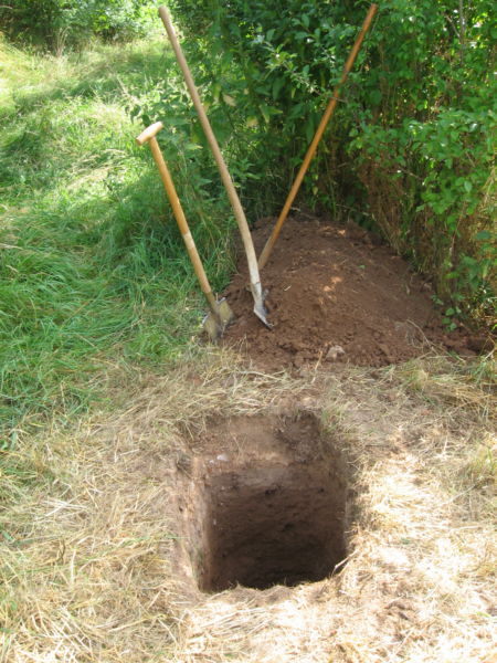 das Loch für das Windrad-Fundament graben